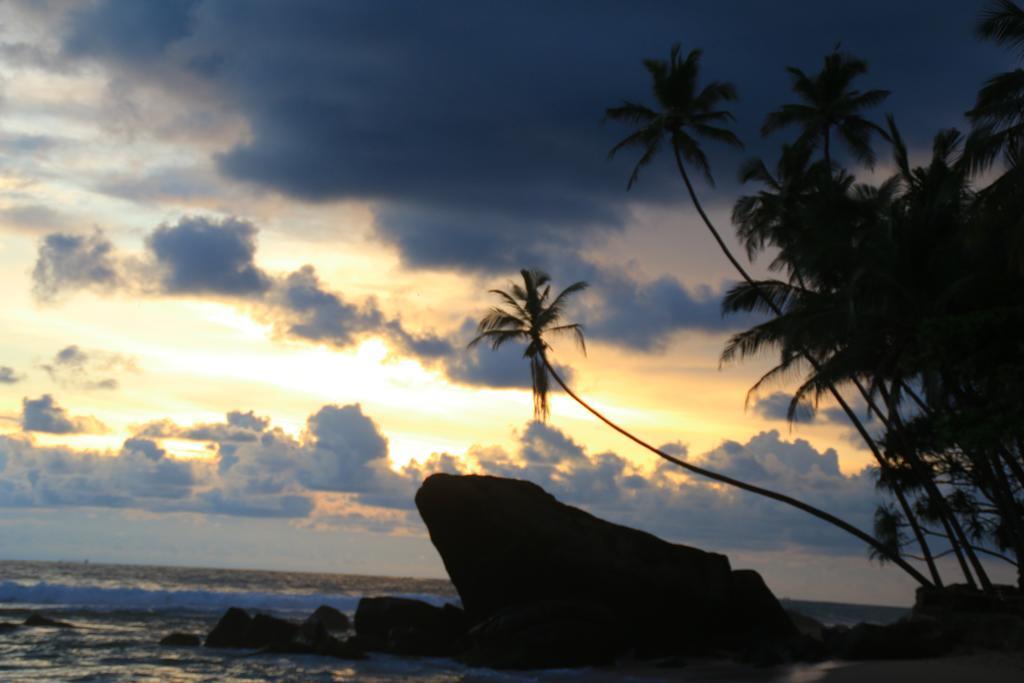 Sayura Beach Hotel Unawatuna Exterior photo