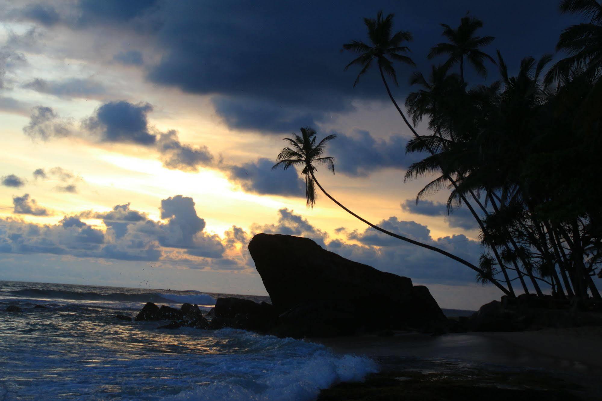 Sayura Beach Hotel Unawatuna Exterior photo